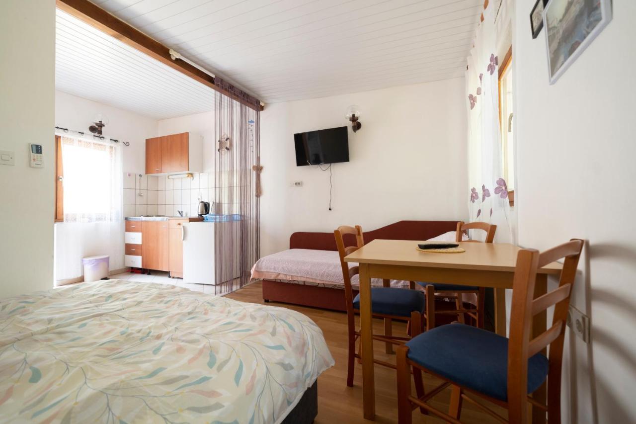 Studio Apartman Ema Gornji Karin Eksteriør billede