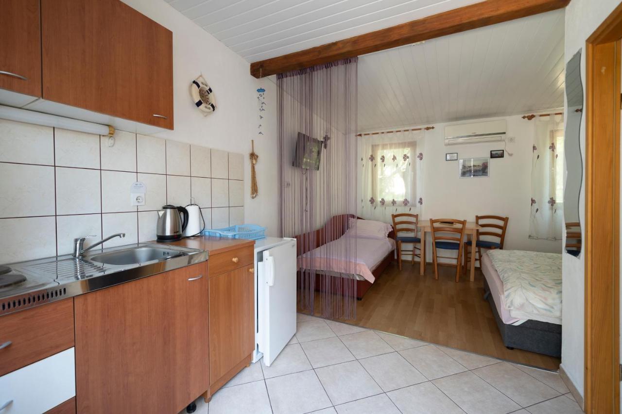 Studio Apartman Ema Gornji Karin Eksteriør billede